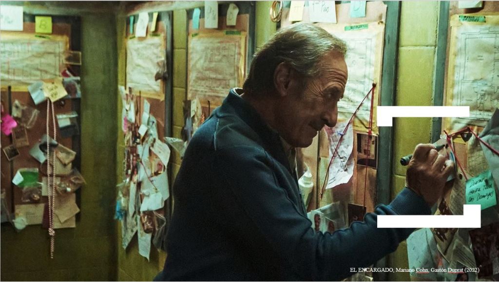 Eliseo frente a su CRM analógico: tablero de gestión de clientes-vecinos en El Encargado, ejemplificando la gestión tradicional de relaciones con clientes" src="el-encargado-crm.jpg