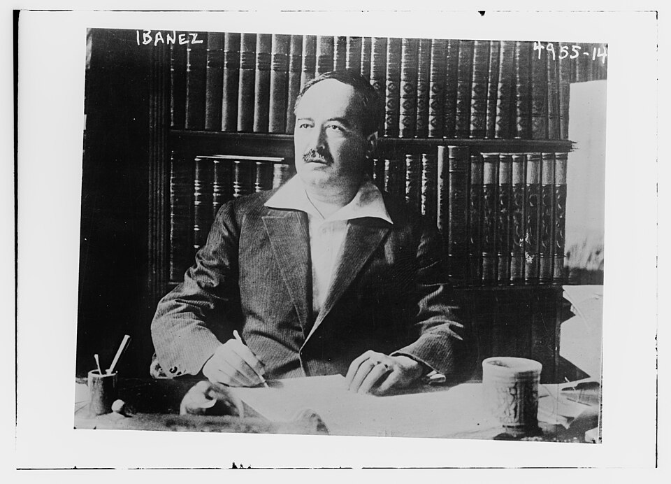 Vicente Blasco Ibáñez escribiendo en su despacho rodeado de libros, precursor del storytelling digital