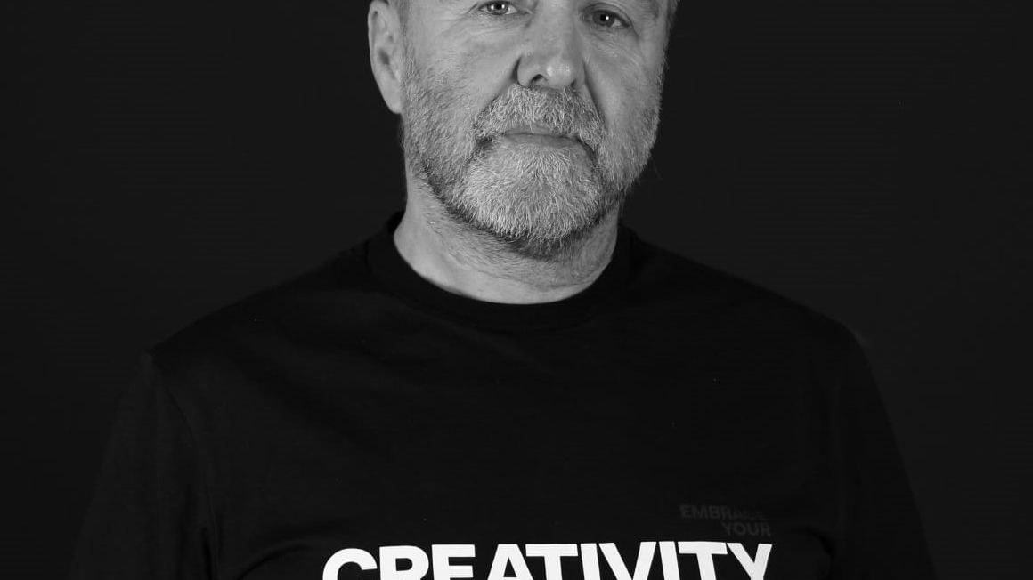 Óscar Bilbao con una camiseta negra con la palabra «Creativity», en blanco y negro