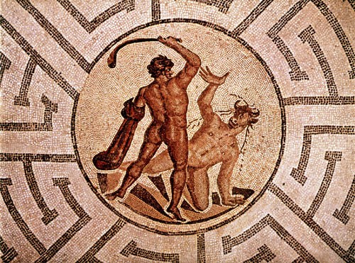 Mosaico romano de Recia: Teseo mata al Minotauro en el centro del laberinto